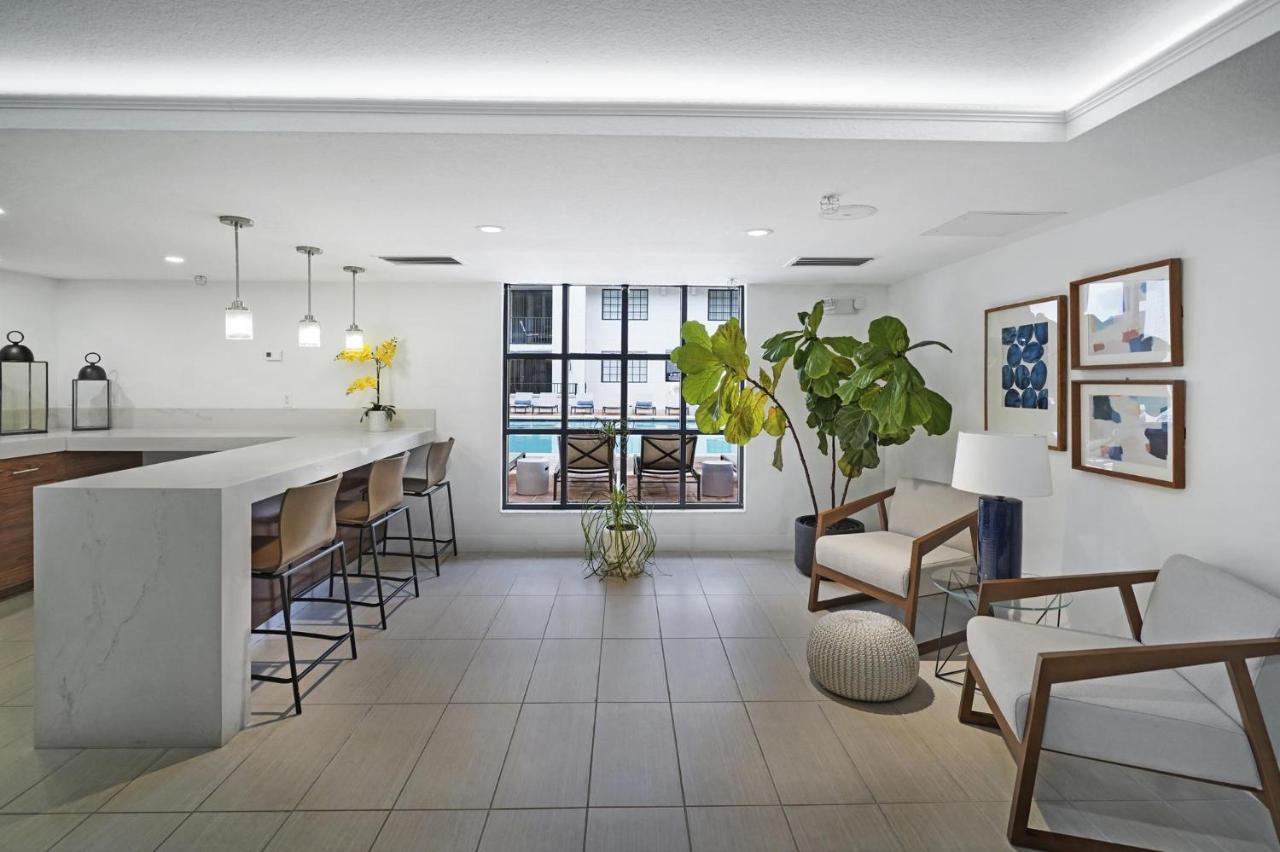 Dharma Home Suites Coral Gables At Gables Grand Plaza マイアミ エクステリア 写真