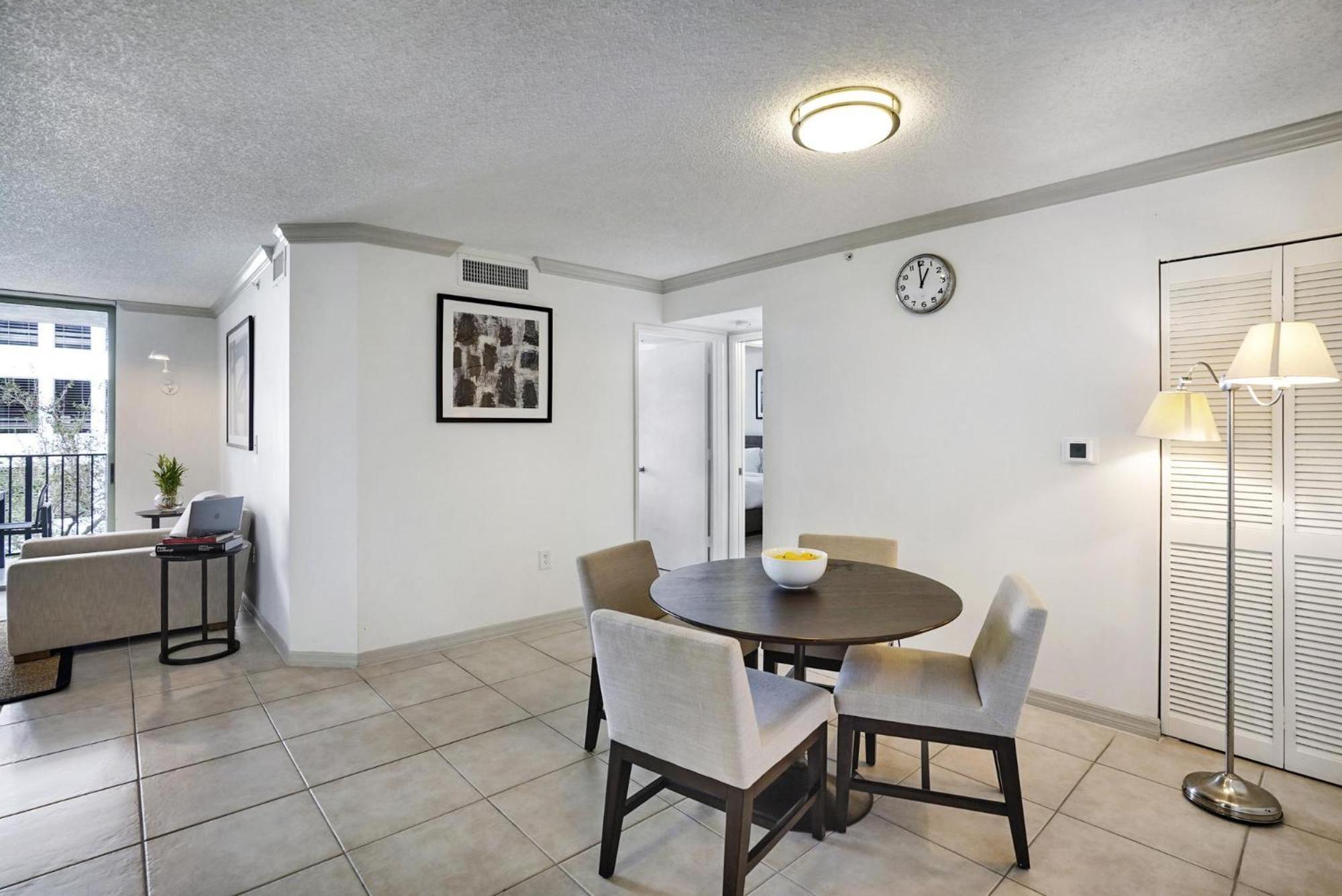 Dharma Home Suites Coral Gables At Gables Grand Plaza マイアミ 部屋 写真