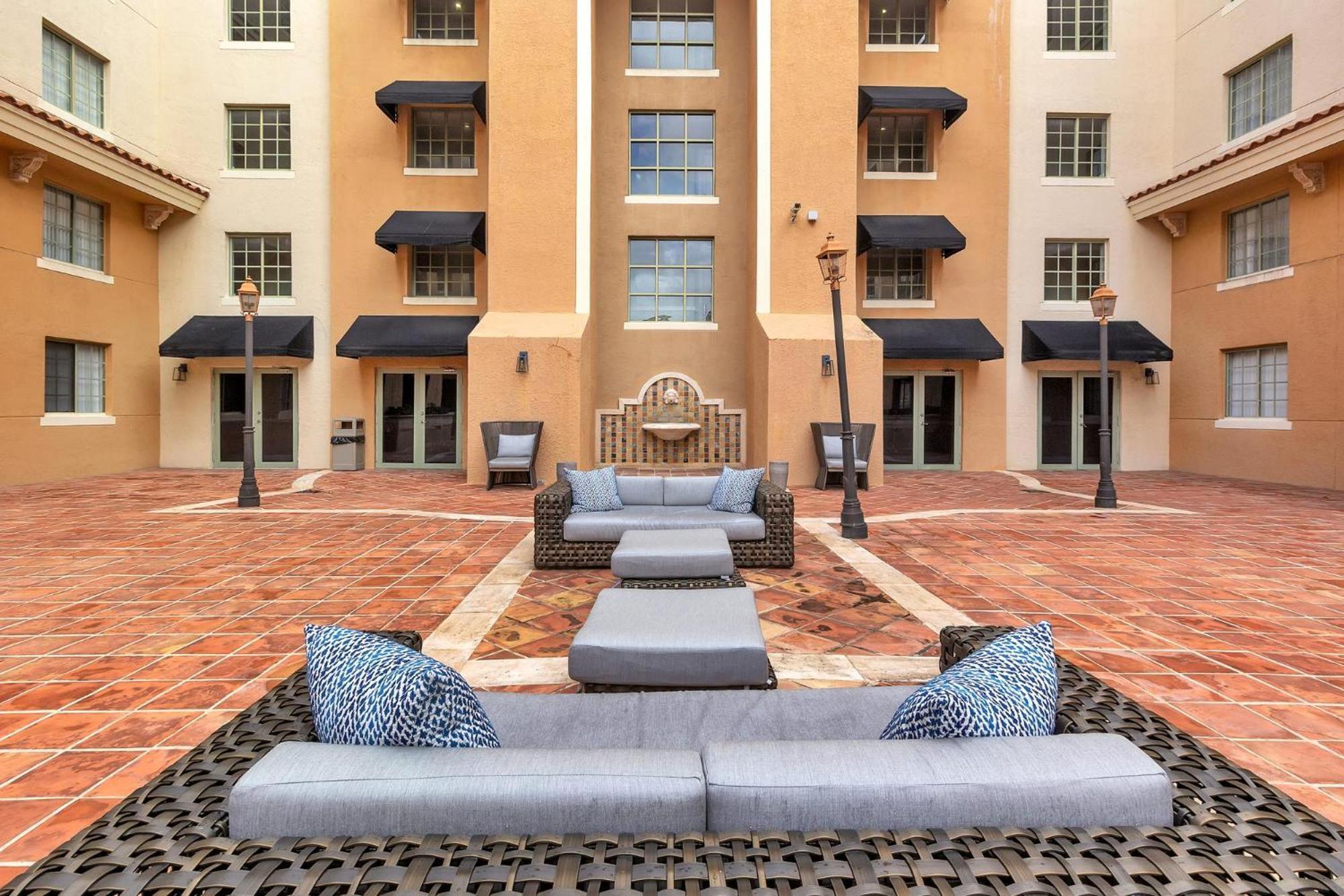 Dharma Home Suites Coral Gables At Gables Grand Plaza マイアミ 部屋 写真